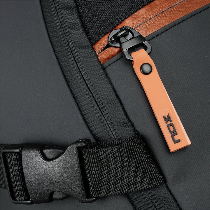 MOCHILA NOX OPEN SERIES BLACK/BROWN - Tennis Boutique México