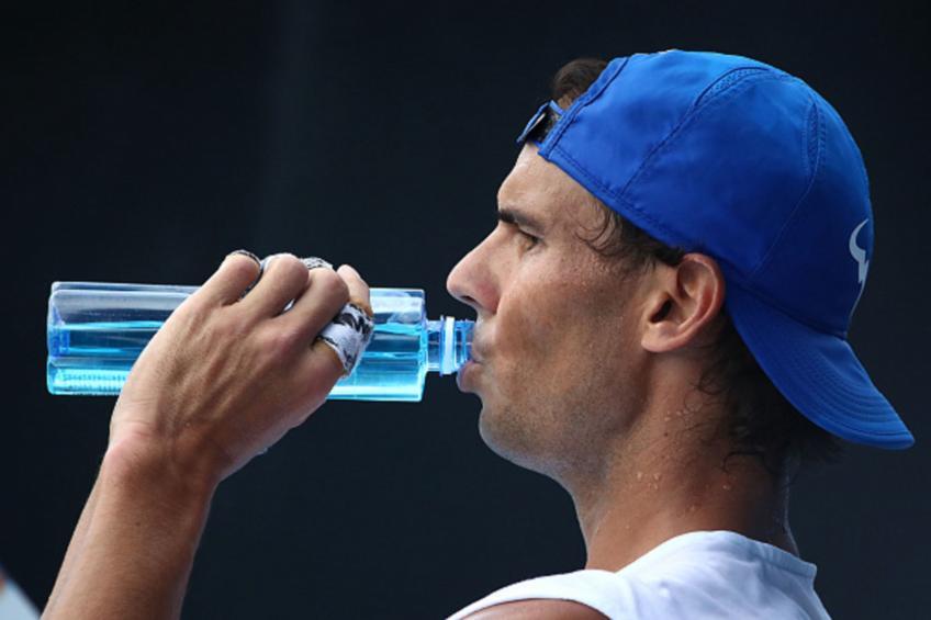 La importancia de tomar agua antes, durante y después de un partido de tenis. - Tennis Boutique México